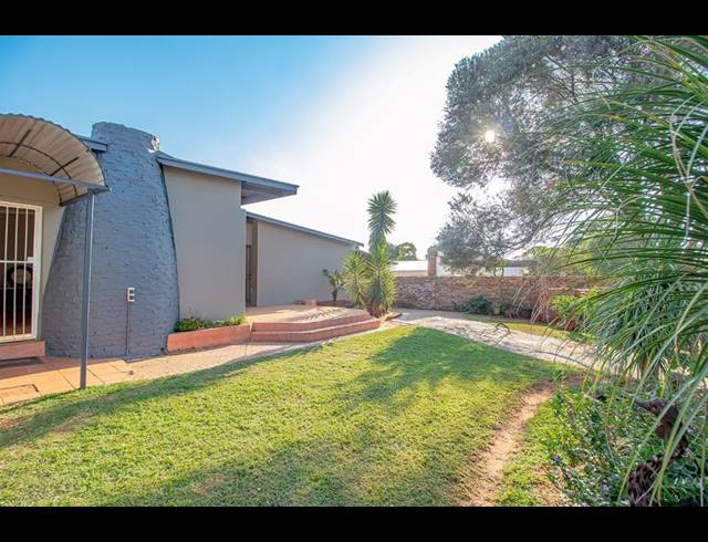 5 BEDROOM HOUSE FOR SALE IN SINOVILLE